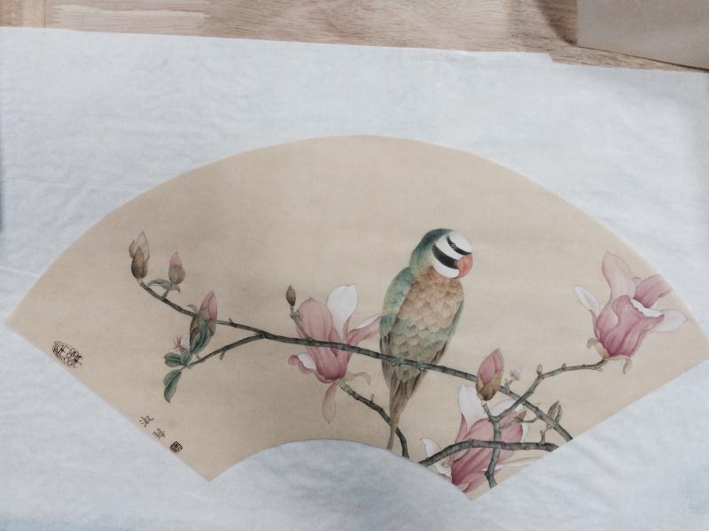 熊淑琴：《玉蘭鸚鵡》為工筆花鳥畫，畫面中的鸚鵡富有生機，玉蘭花突出畫面色調的主要角色。.jpg