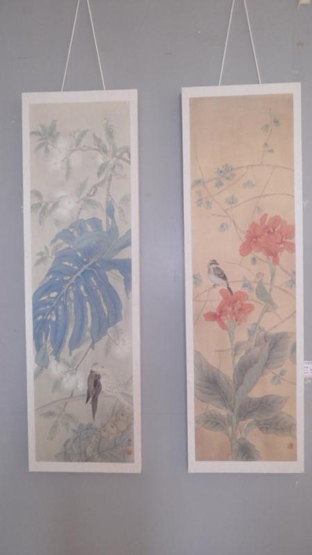 熊淑琴：《鳥語花香竹下香》是一對工筆花鳥畫，內容是以暖色調的美人蕉和冷色調的龜背竹作對比，兩張作品都用小鳥做出呼應點綴。.jpg